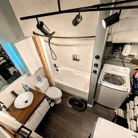 The Modern Stays Montreal Room photo
